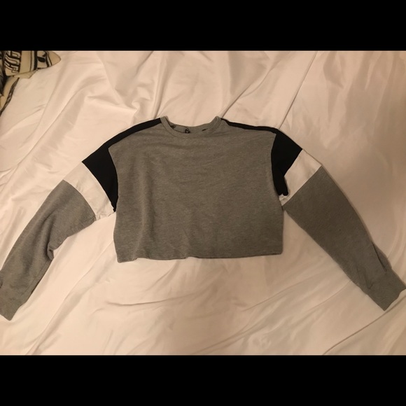 H&M Tops - Cropped long sleeve shirt